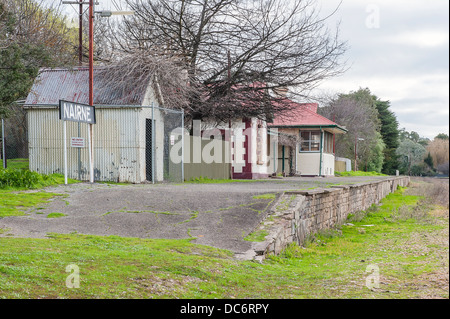 Auf der Suche auf dem leeren Bahnsteig des stillgelegten Bahnhofs Nairne in South Australia Stockfoto