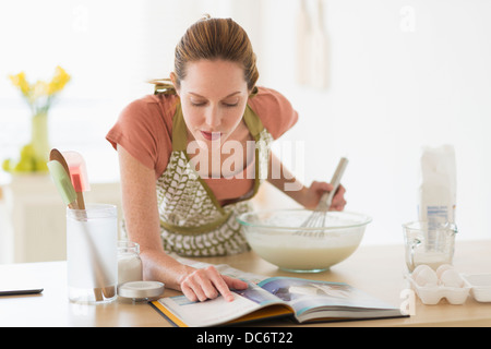 Frau in Küche Stockfoto