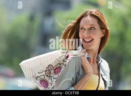 Frau mit Einkaufstüten Stockfoto