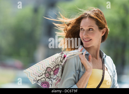 Frau mit Einkaufstüten Stockfoto