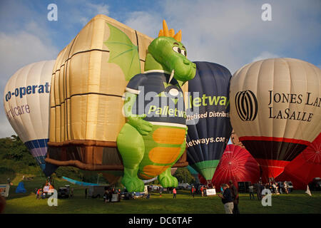 Bristol, UK.9th August 2013. Verschiedene geformte Ballons wird bei der 35. Bristol Balloon Fiesta Kredit aufgeblasen: Keithlarby/Alamy Live News Stockfoto