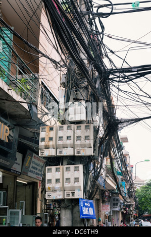 Hanoi, Vietnam - typische Gewirr von Elektro- und Telefonkabel oberhalb einer Straße in der Altstadt Stockfoto