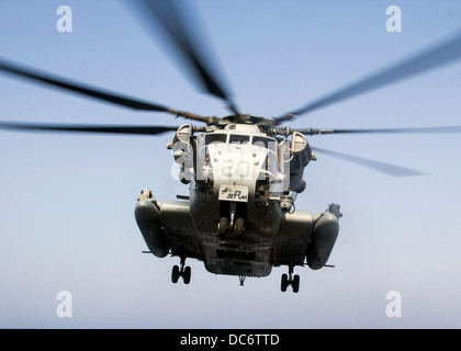 Ein US Marine Corps CH-53E Super Stallion-Hubschrauber bereitet auf dem Flugdeck der USS San Antonio 19. Juli 2013 in das Arabische Meer zu landen. Stockfoto