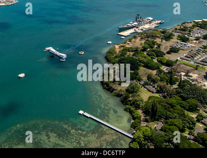Luftbild von der USS Arizona und USS Missouri Gedenkstätten auf Ford Island 6. August 2013 Pearl Harbor, Hawaii. Stockfoto