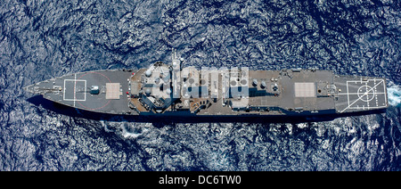 Luftbild von der US Navy geführte Flugkörper Zerstörer USS Halsey darstellenden Manöver 6. August 2013 vor der Küste von Oahu, HI. Stockfoto