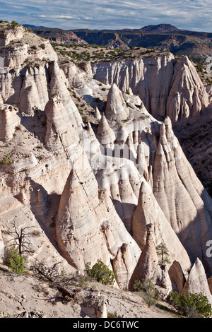 Ein Zelt Rock Formation Kegel von weichen Bimsstein unter schwerer Deckgestein im Kasha-Katuwe Zelt Rocks National Monument 8. Februar 2010 in der Nähe von Cochiti, New Mexico. Das Gebiet verdankt seine bemerkenswerte Geologie Schichten aus vulkanischem Gestein und Asche abgelagerten pyroklastischer Strom aus einer vulkanischen Explosion innerhalb der Jemez Vulkanfeldes, die 6 bis 7 Millionen Jahren aufgetreten sind. Im Laufe der Zeit schuf Verwitterung und Abtragung dieser Schichten Schluchten und Zelt Felsen. Stockfoto