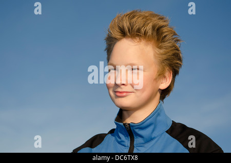 Porträt von Kerl mit stacheligen Frisur gegen blauen Himmel Stockfoto