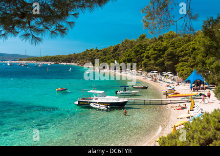 Menschen am Strand in Bol auf der Insel Brač, Kroatien Stockfoto