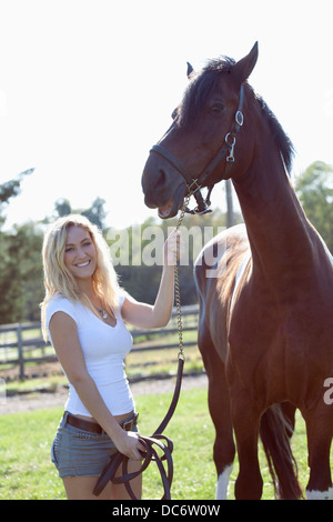 USA, New Jersey, alten Docht, Frau mit Pferd Stockfoto