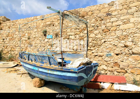 Alten zerstörten Boot im venezianischen Hafen von Rethymnon - Kreta, Griechenland Stockfoto