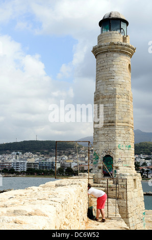 Leuchtturm im venezianischen Hafen von Rethymnon - Kreta, Griechenland Stockfoto