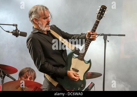 Püttlingen, Deutschland. 9. August 2013. Sänger und Gitarrist der belgischen Band Triggerfinger, Ruben Block führt beim Musikfestival "Rocco del Schlacko" in Püttlingen, Deutschland, 9. August 2013. Das Festival fand zum 15. Mal. Foto: Becker & Bredel (Achtung: mindestens 30 Euro Gebühr) / Dpa/Alamy Live News Stockfoto