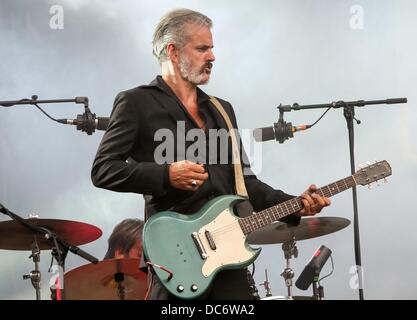 Püttlingen, Deutschland. 9. August 2013. Sänger und Gitarrist der belgischen Band Triggerfinger, Ruben Block führt beim Musikfestival "Rocco del Schlacko" in Püttlingen, Deutschland, 9. August 2013. Das Festival fand zum 15. Mal. Foto: Becker & Bredel (Achtung: mindestens 30 Euro Gebühr) / Dpa/Alamy Live News Stockfoto