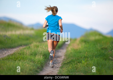 USA, Montana, Kalispell, Rückansicht des jungen Frau Joggen Stockfoto