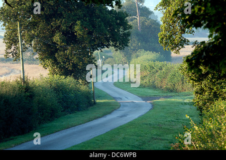 Kurvenreiche Landstraße, Warwickshire, UK Stockfoto