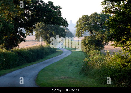 Kurvenreiche Landstraße, Warwickshire, UK Stockfoto