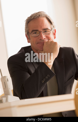 Porträt von Reifen Geschäftsperson Stockfoto