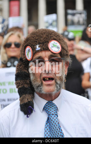 Trafalgar Square, London, UK. 10. August 2013. Demonstranten gegen tierische Lebendtierexporte stehen auf den Stufen vor der National Gallery. Bildnachweis: Matthew Chattle/Alamy Live-Nachrichten Stockfoto