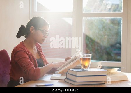 Junge Frau Studium Bücher am Schreibtisch Stockfoto