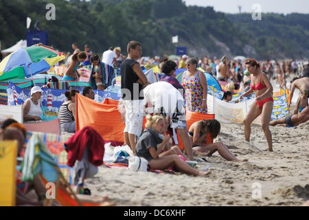 Wladyslawowo, Polen 9. August 2013 Menschen in das Meer Resort Stadt Wladyslawowo, Nordpolen, strömen an den Strand, da Polen von einer schweren Hitzewelle heimgesucht wird. Bildnachweis: Michal Fludra/Alamy Live-Nachrichten Stockfoto