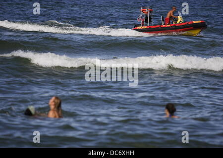 Wladyslawowo, Polen 9. August 2013 Menschen in das Meer Resort Stadt Wladyslawowo, Nordpolen, strömen an den Strand, da Polen von einer schweren Hitzewelle heimgesucht wird. Bildnachweis: Michal Fludra/Alamy Live-Nachrichten Stockfoto