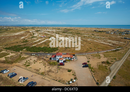 Blick auf den Bahnhof und Café von der Spitze des Dungeness Leuchtturm Kent UK Stockfoto