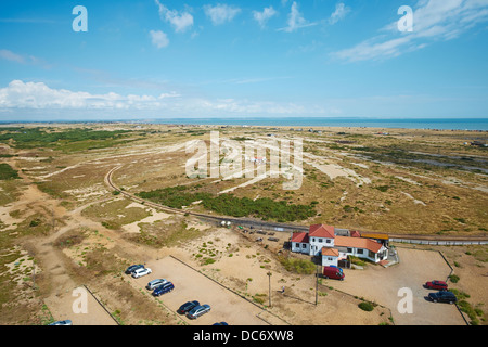 Blick auf den Bahnhof und Café von der Spitze des Dungeness Leuchtturm Kent UK Stockfoto