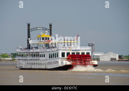 Louisiana, New Orleans. Mississippi Fluß, traditionelle Sightseeing-Schaufelrad-Dampfer Riverboat, "Creole Queen" Stockfoto