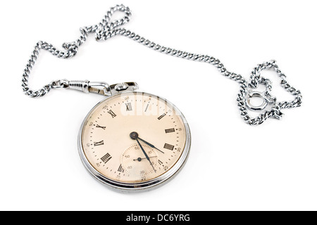 Alte Taschenuhr mit Kette isoliert auf weiss Stockfoto