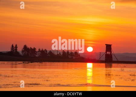 Jäger-Turm neben dem Teich im Winter bei Sonnenaufgang Stockfoto