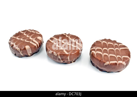 Drei Schokoladenkuchen isoliert auf weißem Hintergrund Stockfoto