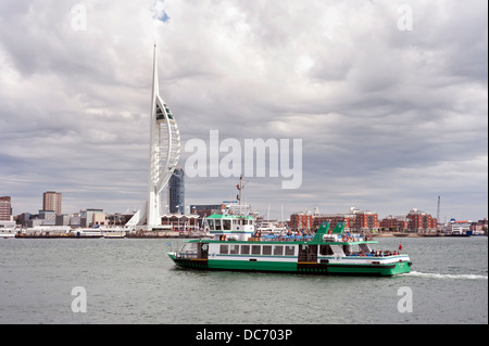 Die Portsmouth Harbour Fähre Gosport für Portsmouth, Hampshire, UK. Die Spinnaker Tower ist im Hintergrund. Stockfoto