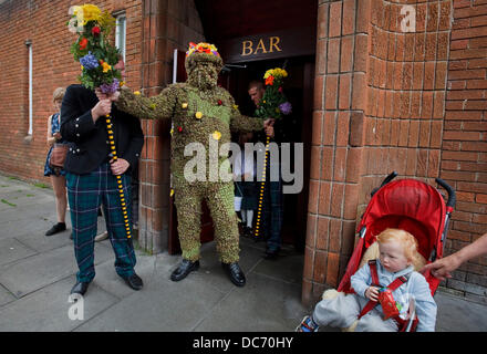 Queensferry, in der Nähe von Edinburgh, Scotland, UK, Freitag, 9. August 2013. Die Burryman vor der Königin Retreat Pub, Queensferry abgebildet. Queensferry von Andrew Taylor, ist gebürtiger männlichen Queensferry gekleidet von Kopf bis Fuß in Grate; (Samenkapseln von der Klette-Pflanze) und verschiedene andere wildwachsende Pflanzen und Blumen. Die jährliche Prozession ist eine elf Stunden Aufgabe, wo führt die Burryman durch die Burgh Queensferry, in der Nähe von Edinburgh, Schottland. Es ist eine körperlich und geistig anspruchsvolle Rolle, die in irgendeiner Form für 900 Jahre zurückreicht. Bildnachweis: zog Farrell/Alamy Live News Stockfoto