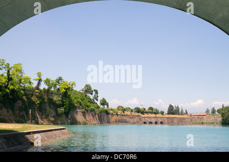 Gerahmte Blick auf die Befestigungsanlagen rund um Peschiera del Garda, Italien, Europa Stockfoto