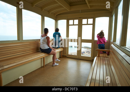 Heben Sie in einem Aufzug-Auto auf dem Osthügel die steilste Standseilbahn Cliff Railway in der UK Rock-A-Nore Straße Hastings Sussex Stockfoto