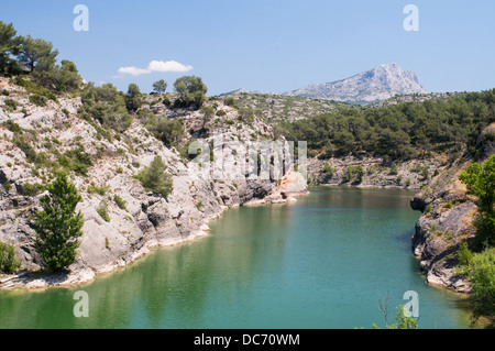 Lac Zola mit Mont Sainte-Victoire im Hintergrund, Le Tholonet, Aix-En-Provence, Frankreich Stockfoto