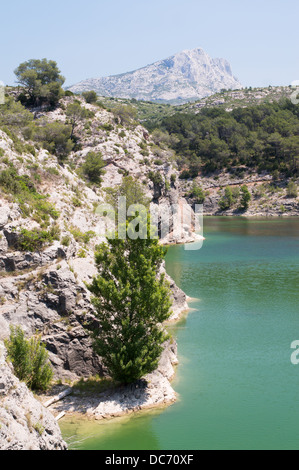 Lac Zola mit Mont Sainte-Victoire im Hintergrund, Le Tholonet, Aix-En-Provence, Frankreich Stockfoto