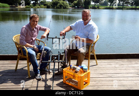 EXKLUSIV - niederländische ebenfalls Harry Wijnvoord (R) und n-tv Nachrichtensprecher Christoph Hoffmann posieren mit einem Stör, fingen sie an "Angelparadies Zwillbrock" (beleuchtet: Angelparadies Zwillbrock) in Vreden-Zwillbrock, Deutschland, 18. Juli 2013. Angler Harry Wijnvoord verbrachte den Tag Unterricht der jungen Nachrichtensprecher Christoph Hoffmann die sondert zu Angeln. Foto. HORST OSSINGER Stockfoto