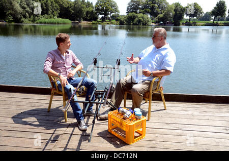 EXKLUSIV - niederländische ebenfalls Harry Wijnvoord (R) und n-tv Nachrichtensprecher Christoph Hoffmann posieren mit einem Stör, fingen sie an "Angelparadies Zwillbrock" (beleuchtet: Angelparadies Zwillbrock) in Vreden-Zwillbrock, Deutschland, 18. Juli 2013. Angler Harry Wijnvoord verbrachte den Tag Unterricht der jungen Nachrichtensprecher Christoph Hoffmann die sondert zu Angeln. Foto. HORST OSSINGER Stockfoto