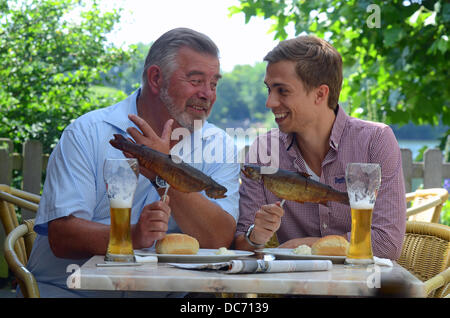 EXKLUSIV - niederländische ebenfalls Harry Wijnvoord (R) und n-tv Nachrichtensprecher Christoph Hoffmann am "Angelparadies Zwillbrock" darstellen (beleuchtet: Angelparadies Zwillbrock) in Vreden-Zwillbrock, Deutschland, 18. Juli 2013. Angler Harry Wijnvoord verbrachte den Tag Unterricht der jungen Nachrichtensprecher Christoph Hoffmann die sondert zu Angeln. Foto. HORST OSSINGER Stockfoto