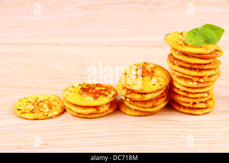 Pizza-Cracker mit Basilikum als Geschäftskonzept, Nahaufnahme Stockfoto