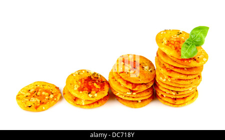 Pizza-Cracker mit Basilikum als Geschäftskonzept, Nahaufnahme Stockfoto