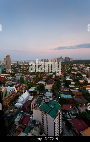 Blick über Makati Stadt in Metro Manila bei Sonnenuntergang, Philippinen Stockfoto