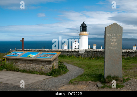 Touristische Hinweisschilder und Leuchtturm am Dunnet Head, am nördlichsten Punkt des britischen Festlands.  Caithness, Schottland. Stockfoto