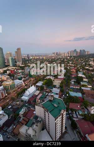 Blick über Makati Stadt in Metro Manila bei Sonnenuntergang, Philippinen Stockfoto