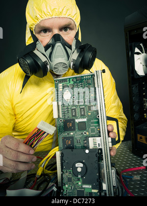 Umgang mit Computer-Virus (figurativ) Mann oder giftige Chemikalien Schwermetalle mit Computer und verschiedenen Hardware-Komponenten Stockfoto