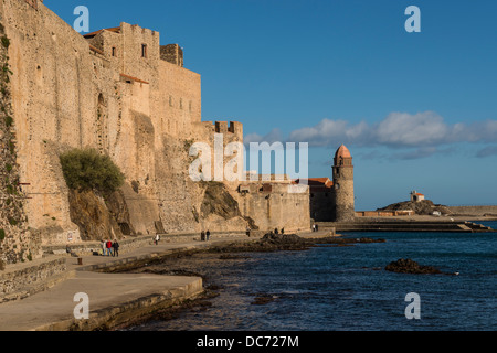 Chateau Royal und Eglise Notre Dame des Anges, Collioure, Pyrénées-Orientales, Languedoc-Roussillon, Frankreich Stockfoto