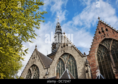 Alte Kirche (Niederländisch: Oude Kerk), das älteste Gebäude in Amsterdam, Holland, Niederlande, gotischen Stil. Stockfoto