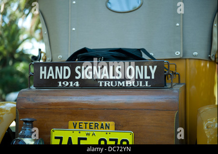 Rückansicht des Jahres 1914 Trumbull Auto aus den USA, zeigt "Hand signalisiert nur" Warnzeichen. Stockfoto