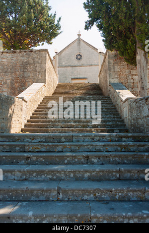 Eine Steintreppe führt zu St. Anna Pfarrkirche in Donji Humac auf Brač Insel, Kroatien Stockfoto